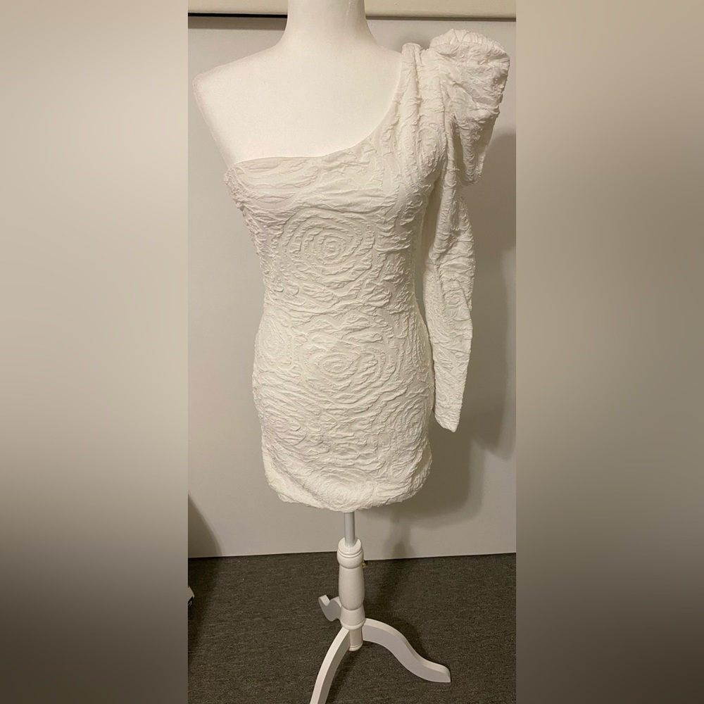 A Beautiful off the shoulder Arden B Mini Dress!
